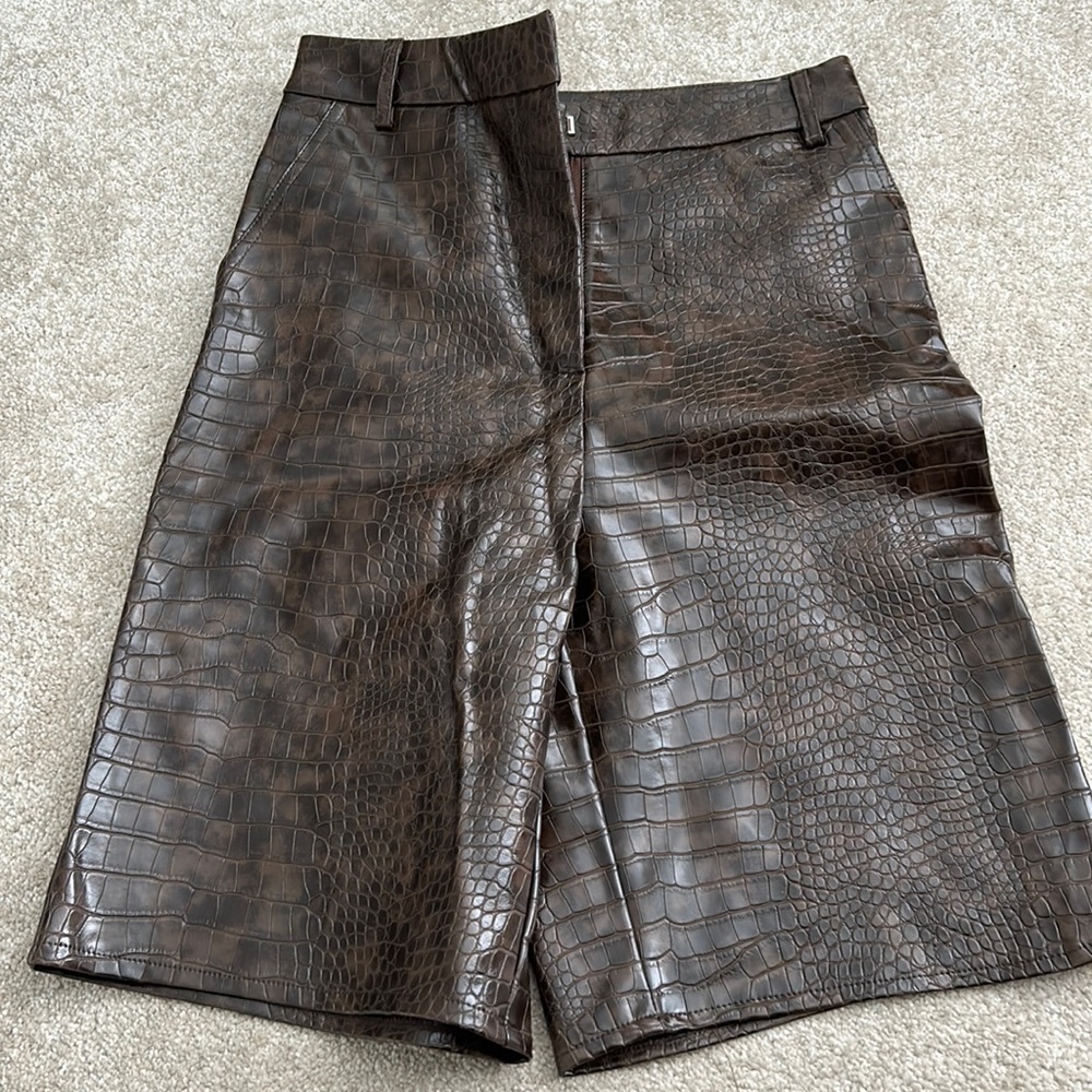 🐊 Faux croc Bermuda shorts 🐊